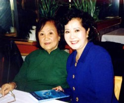 Nhà văn Nguyễn Thị Vinh (trái) tại Hoa Kỳ.