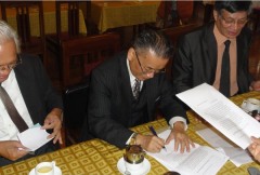 Nguyên Bộ trưởng Tư pháp Nguyễn Đình Lộc, Trưởng đoàn đại diện các trí thức, nhân sĩ ký vào văn bản gửi Ủy ban Dự thảo sửa đổi Hiến pháp 1992 - Ảnh: Ba Sàm blog 