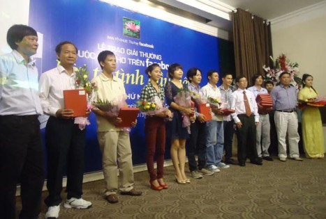 Nhà văn Đoàn Thạch Biền và nhà thơ Phạm Sỹ Sáu trao 15 giải khuyến khích cuộc thi "Lời tỏ tình đầu tiên".