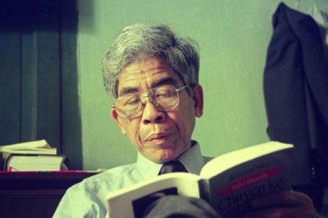 Nhà Văn Bùi Ngọc Tấn, tiểu thuyết CHUYỆN KỂ NĂM 2000 bị thu hồi xay thành bột, nhưng vẫn ở hội Nhà văn, sau đó viết THỜI BIẾN ĐỔI GEN tức HẬU CHUYỆN KỂ NĂM 2000, vừa mất cuối năm 2014 vì bệnh ung thư - Ảnh của Nguyễn Đình Toán.