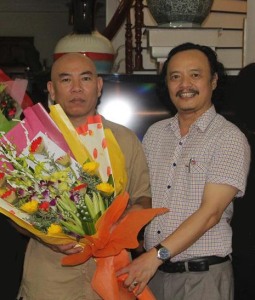 Bs Trần Nguyên Phú tặng hoa Nhà báo Nguyễn Ngọc Vượng.