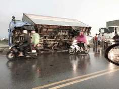 Xe tải bị gió lật trên cầu Vĩnh Tuy