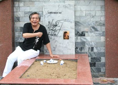 KTS Nguyễn Trọng Huấn bên ngôi mộ của mình
